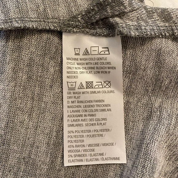 Lisa Rinna Connection, turtle neck, short sleeve tunic. Size XS - Picture 6 of 7